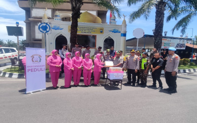 Kunjungan Bhayangkari Peduli di Pos PAM SLG Kediri